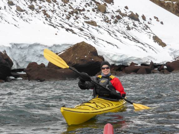 Remando em Whaler's Bay, em Deception Island, na Antártida